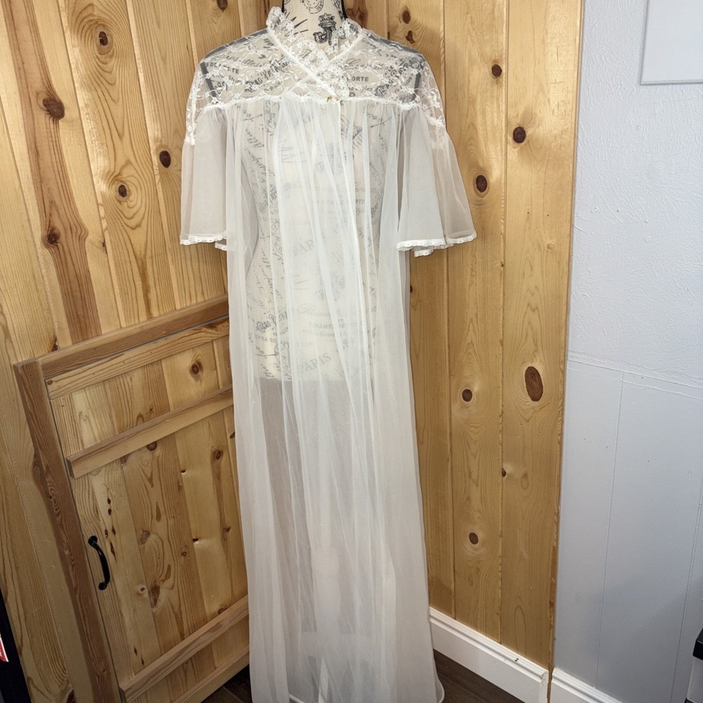 Vintage Val Mode Peignoir White Robe Medium Lace
